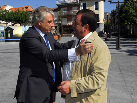 El viceconsejero Alejandro Halffter junto al alcalde de Robledo de Chavela, Mario de la Fuente (Foto: A.RdC.)